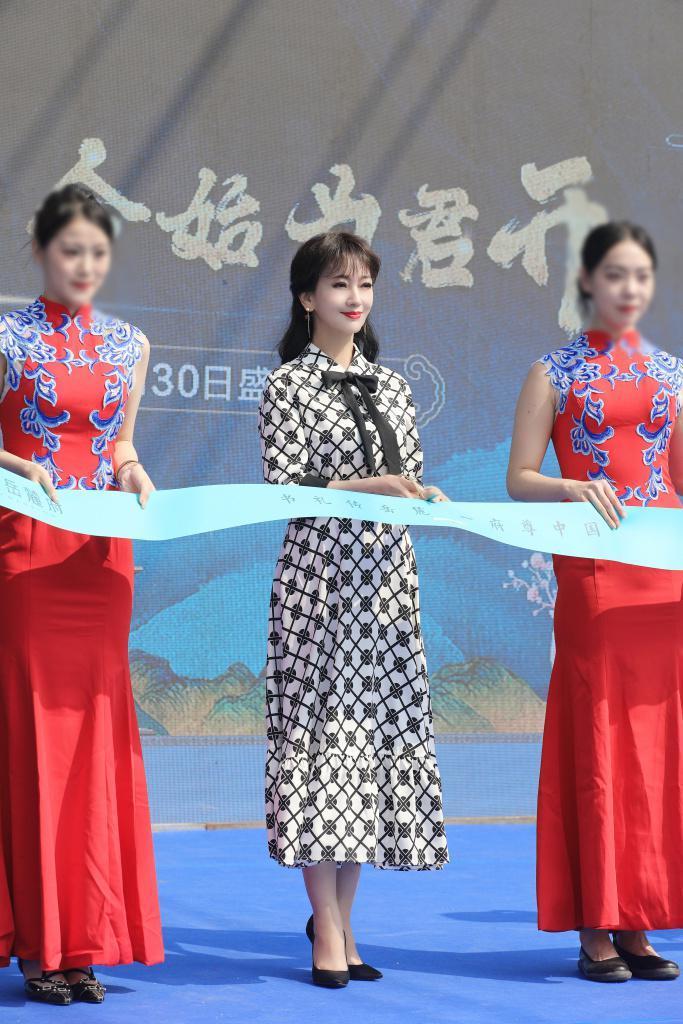 赵雅芝黑白印花连衣裙造型出席活动 69岁依然美如少女