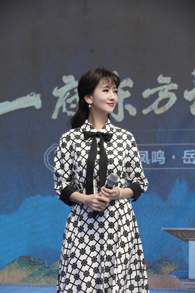 赵雅芝黑白印花连衣裙造型出席活动 69岁依然美如少女