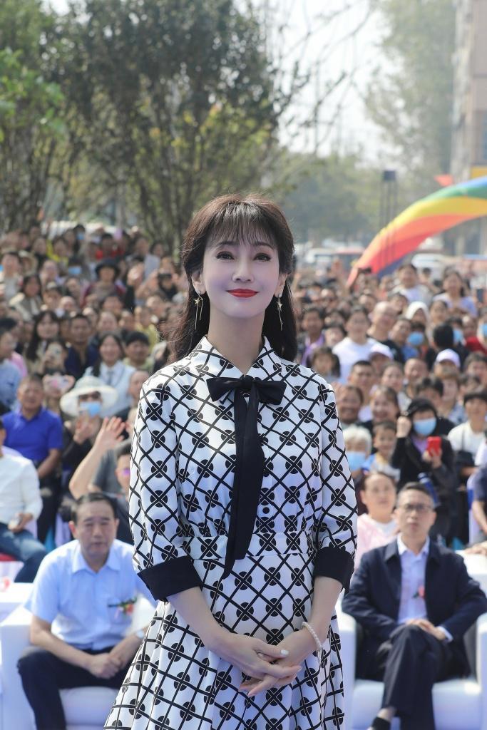 赵雅芝黑白印花连衣裙造型出席活动 69岁依然美如少女