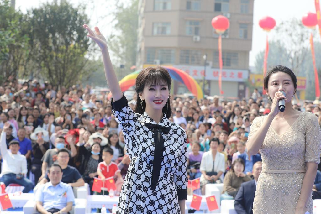 赵雅芝黑白印花连衣裙造型出席活动 69岁依然美如少女