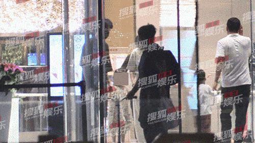赵又廷夫妇带女儿逛街，4岁Rhea牵爸妈的手荡秋千