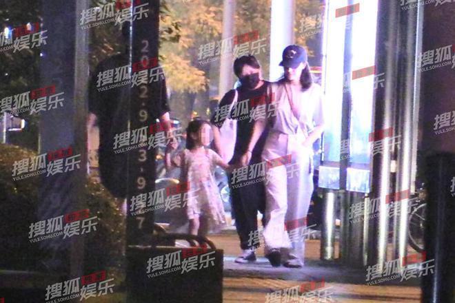 赵又廷夫妇带女儿逛街，4岁Rhea牵爸妈的手荡秋千