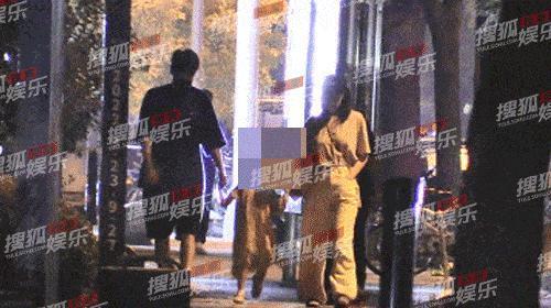 赵又廷夫妇带女儿逛街，4岁Rhea牵爸妈的手荡秋千