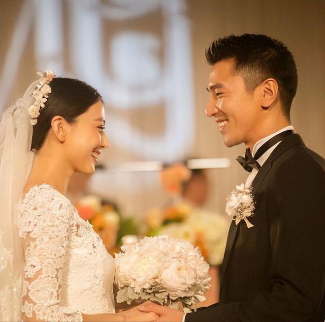 赵又廷夫妇带女儿逛街，4岁Rhea牵爸妈的手荡秋千