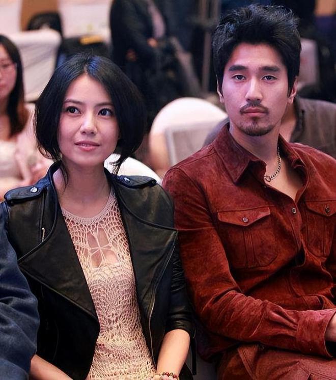 赵又廷夫妇带女儿逛街，4岁Rhea牵爸妈的手荡秋千