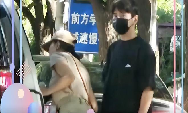 赵又廷夫妇带女儿逛街，4岁Rhea牵爸妈的手荡秋千