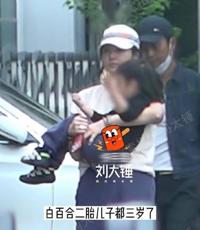 白百何带二胎儿子出门玩耍 双手抱娃母爱满满