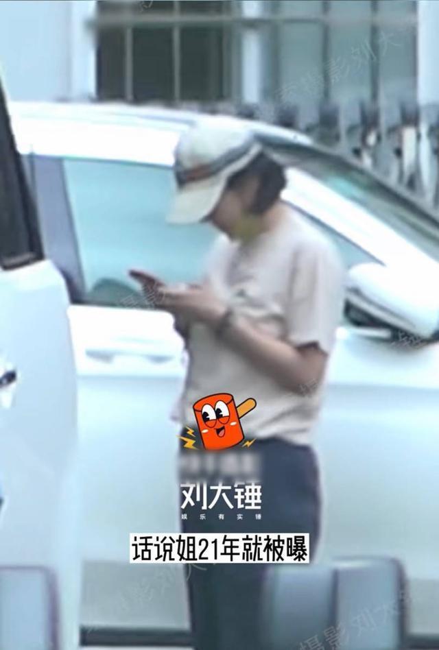 白百何带二胎儿子出门玩耍 双手抱娃母爱满满