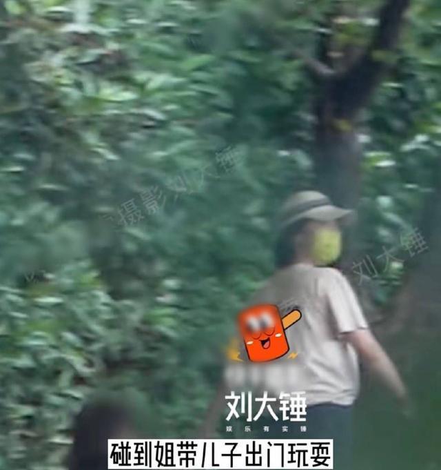 白百何带二胎儿子出门玩耍 双手抱娃母爱满满