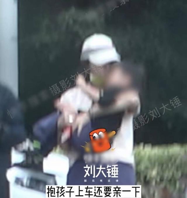 白百何带二胎儿子出门玩耍 双手抱娃母爱满满