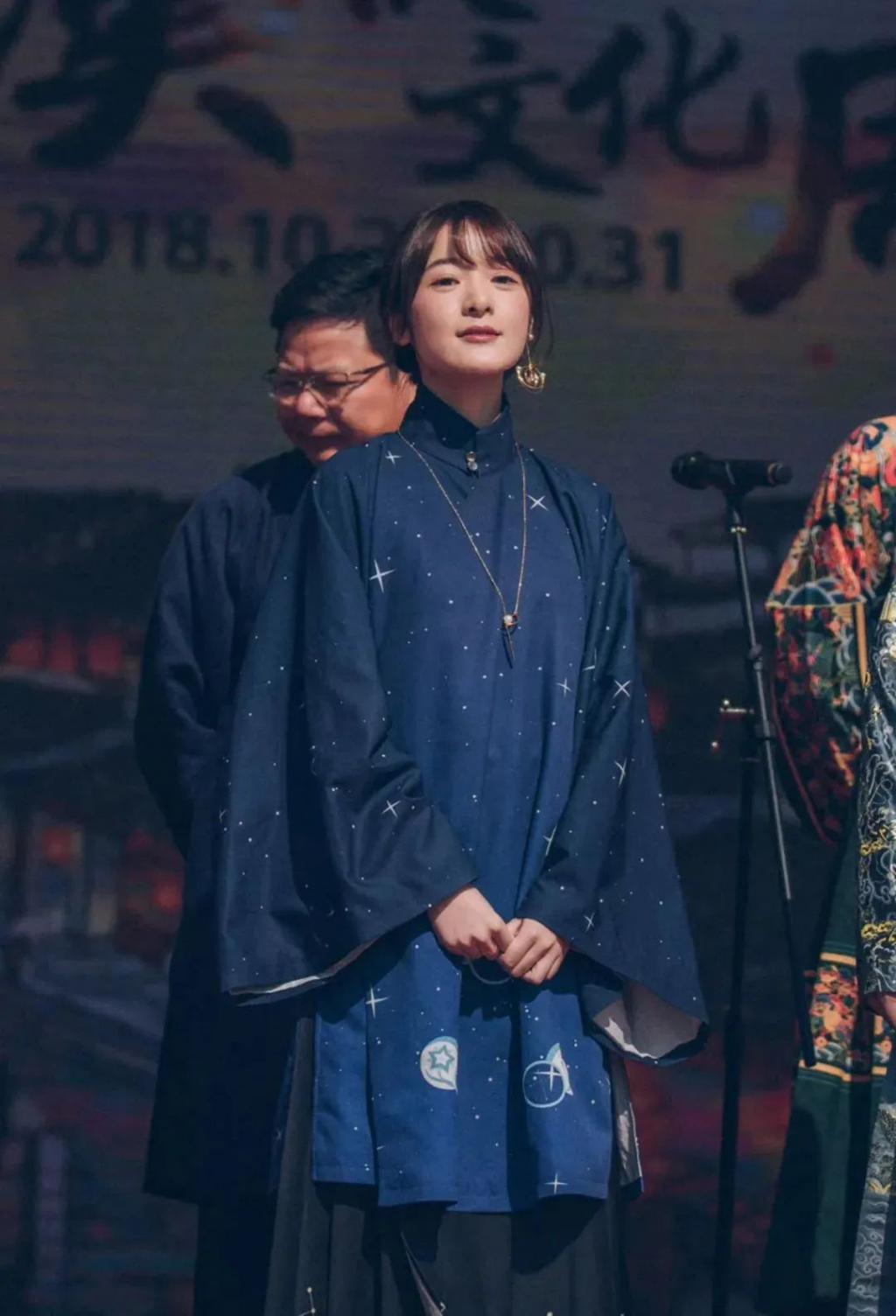 Angelababy和张嘉倪要是有她这觉悟就不会被骂了!