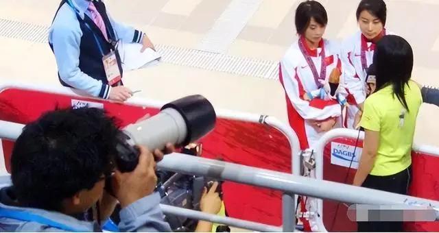 郭晶晶:“他是富豪,我还是冠军呢。”