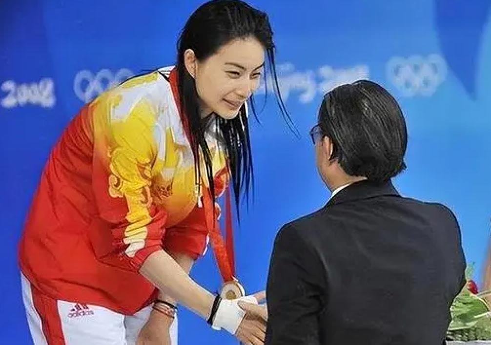 郭晶晶:“他是富豪,我还是冠军呢。”