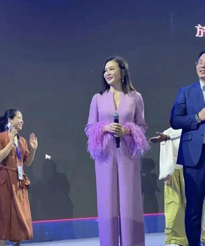 61岁关之琳和53岁李嘉欣近照，一个优雅，一个瘦到认不出