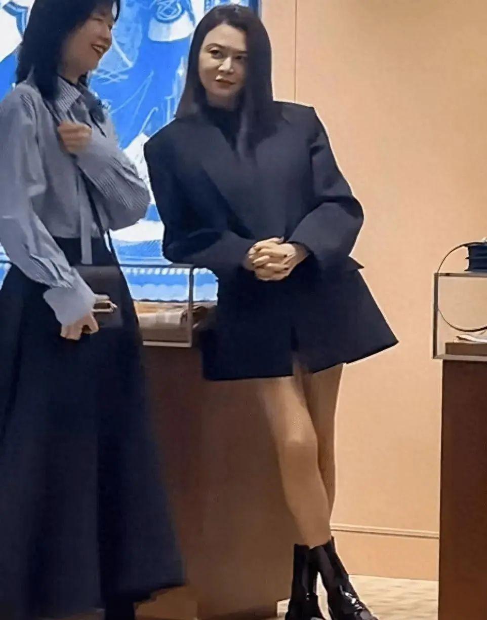 61岁关之琳和53岁李嘉欣近照，一个优雅，一个瘦到认不出