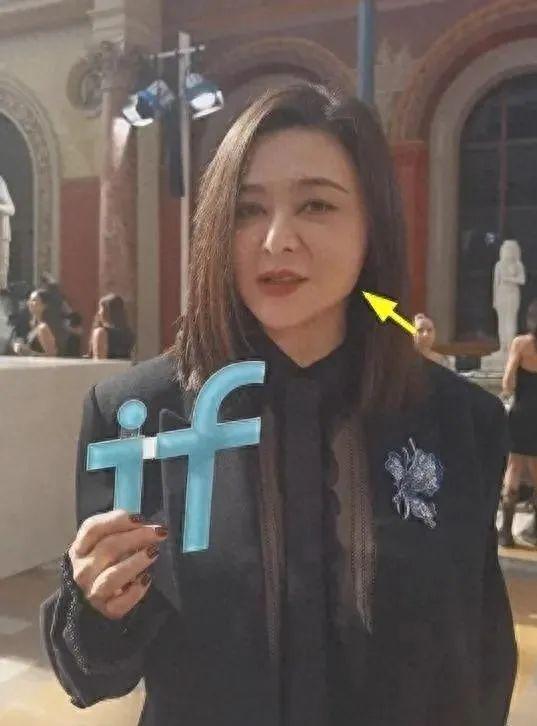 61岁关之琳和53岁李嘉欣近照，一个优雅，一个瘦到认不出