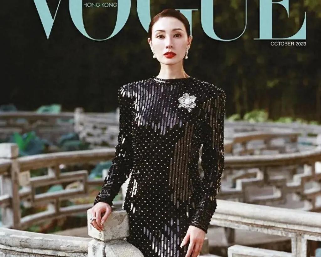 61岁关之琳和53岁李嘉欣近照，一个优雅，一个瘦到认不出