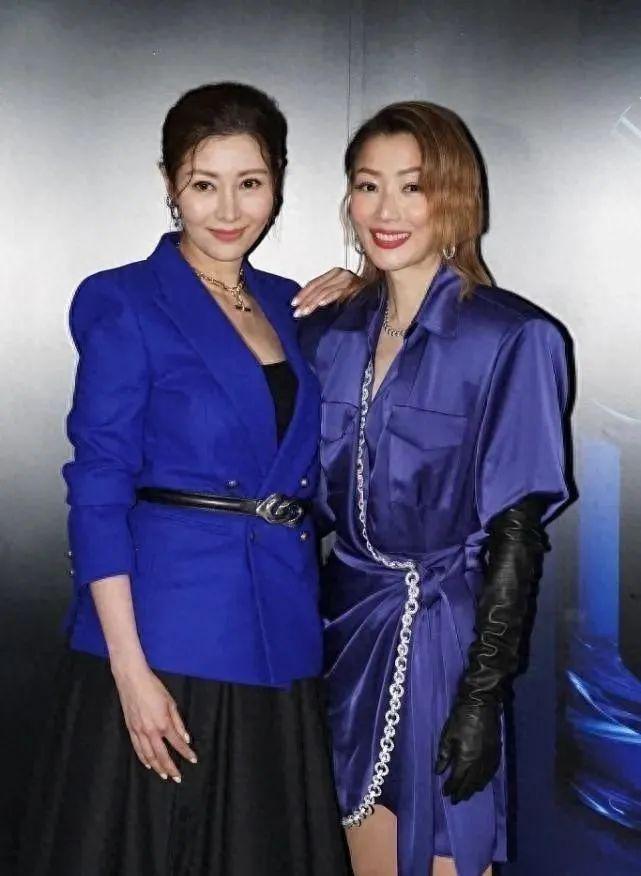 61岁关之琳和53岁李嘉欣近照，一个优雅，一个瘦到认不出