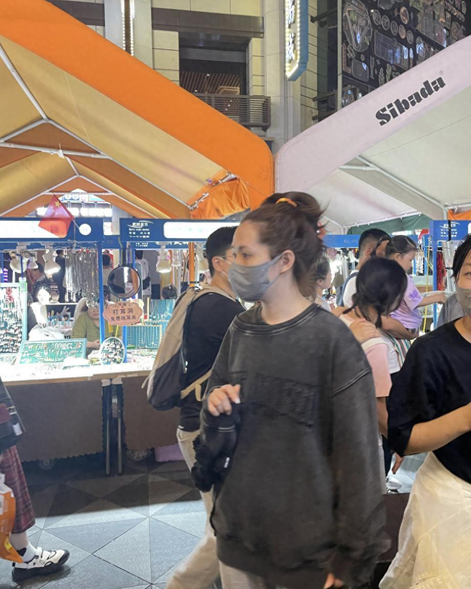 向佐夫妇武林夜市被偶遇，郭碧婷发型乱驼背体态差，女神气质全无