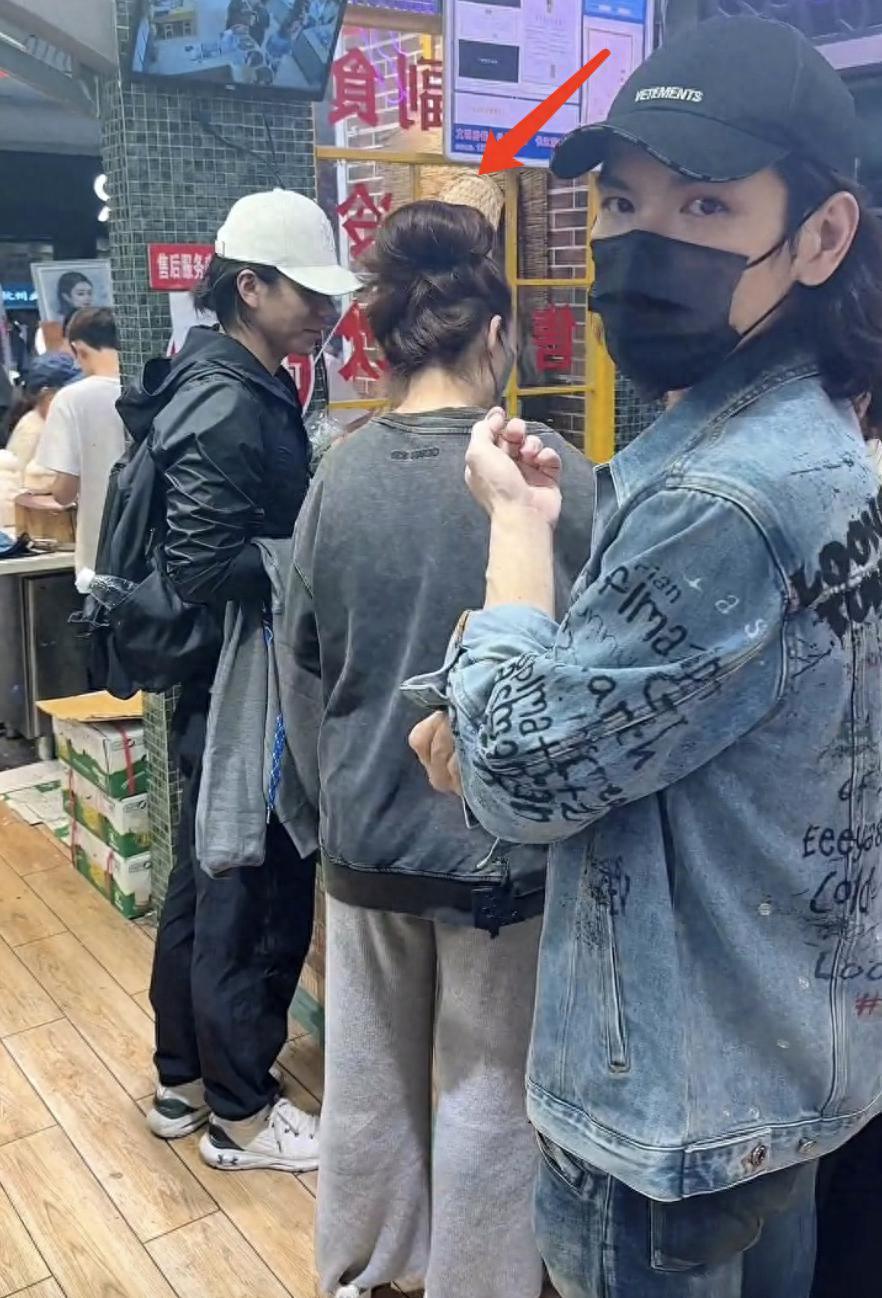 向佐夫妇武林夜市被偶遇，郭碧婷发型乱驼背体态差，女神气质全无