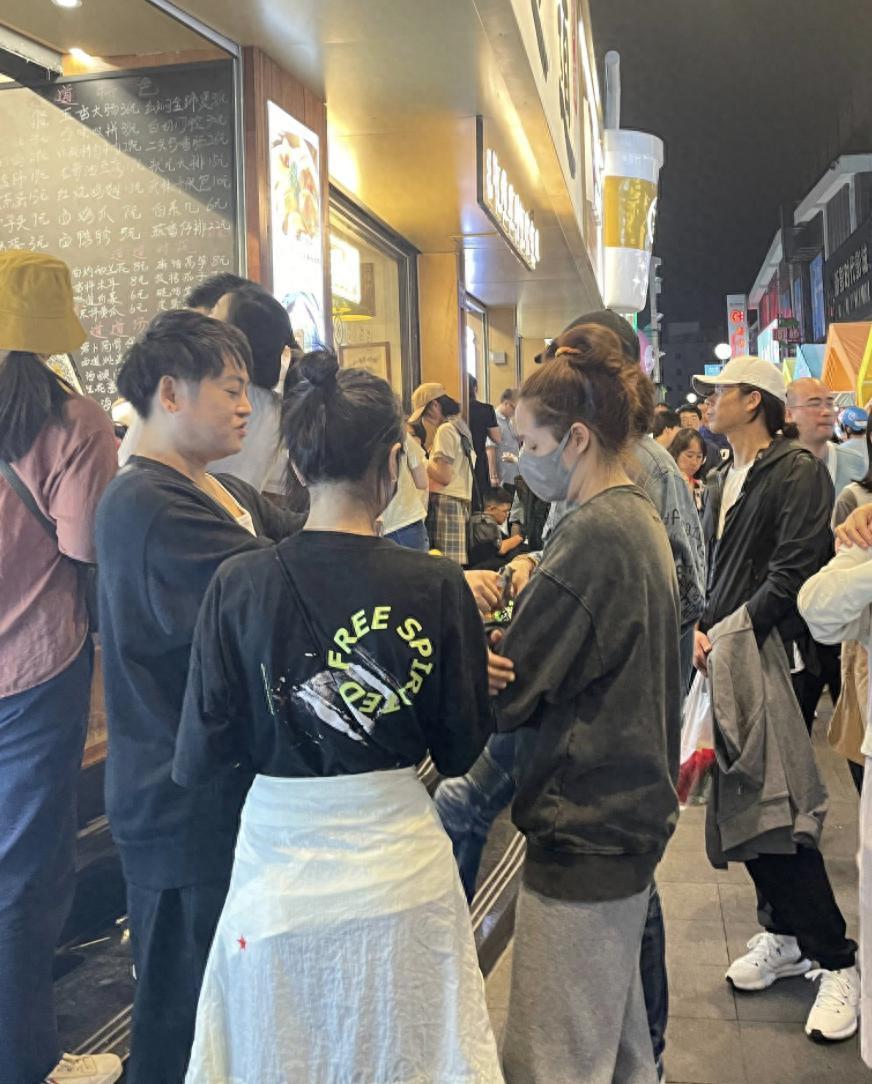 向佐夫妇武林夜市被偶遇，郭碧婷发型乱驼背体态差，女神气质全无