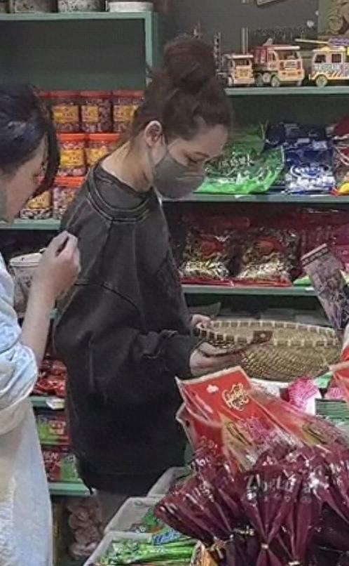 向佐夫妇武林夜市被偶遇，郭碧婷发型乱驼背体态差，女神气质全无