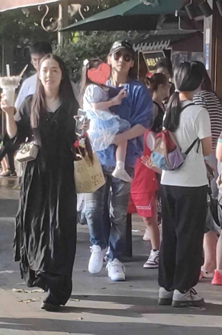 向佐夫妇武林夜市被偶遇，郭碧婷发型乱驼背体态差，女神气质全无