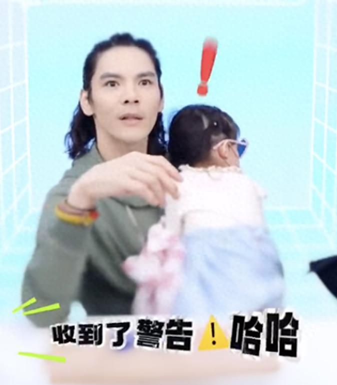 向佐夫妇武林夜市被偶遇，郭碧婷发型乱驼背体态差，女神气质全无