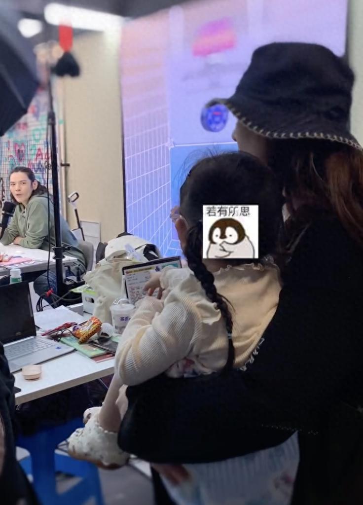 向佐夫妇武林夜市被偶遇，郭碧婷发型乱驼背体态差，女神气质全无