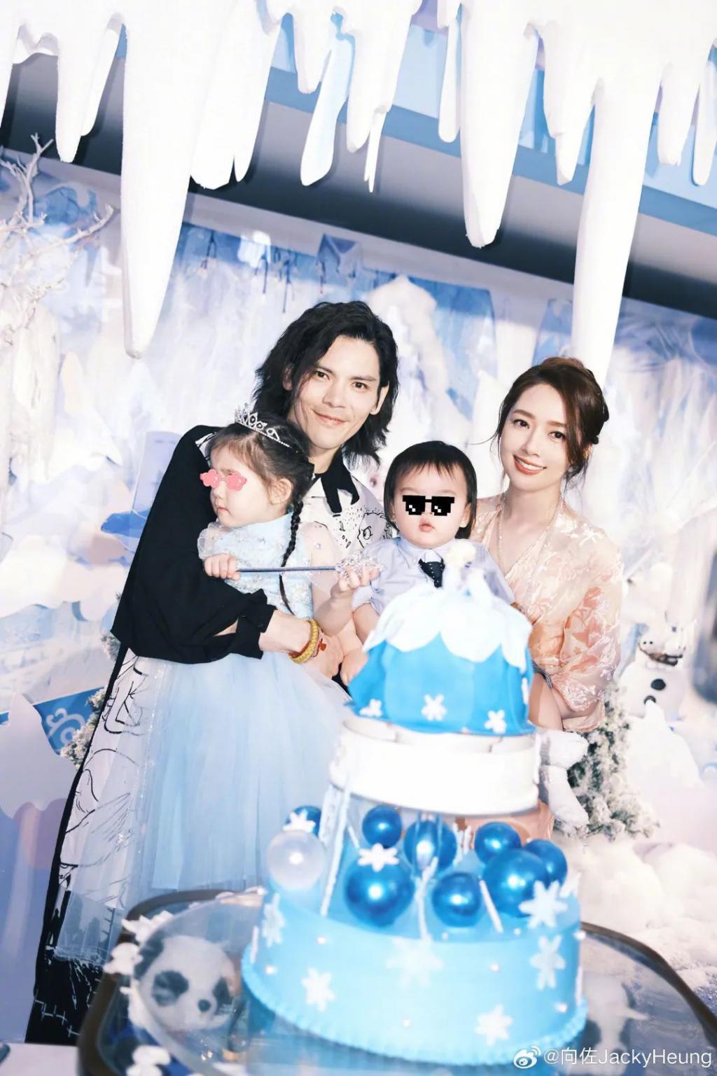 向佐夫妇武林夜市被偶遇，郭碧婷发型乱驼背体态差，女神气质全无
