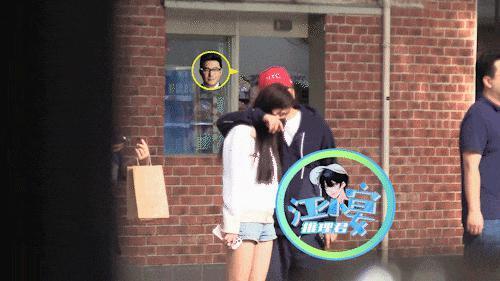 大街上摸美女大腿,他多少有点油腻吧?