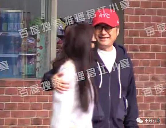 大街上摸美女大腿,他多少有点油腻吧?