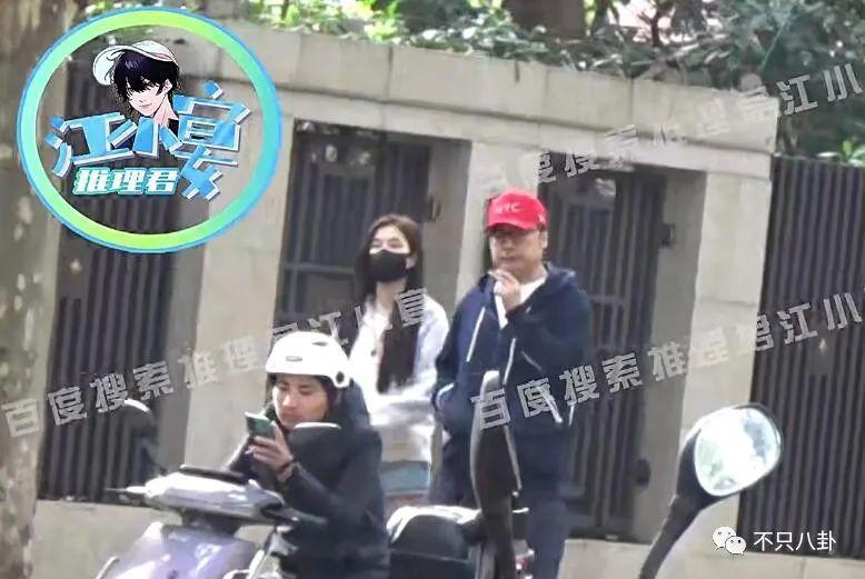 大街上摸美女大腿,他多少有点油腻吧?