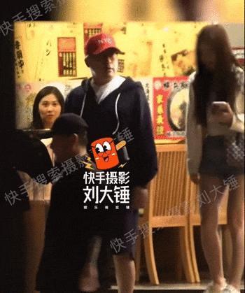 大街上摸美女大腿,他多少有点油腻吧?