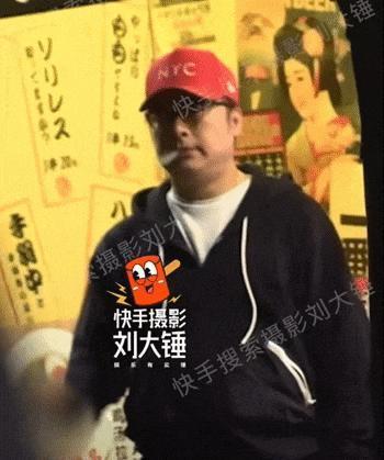 大街上摸美女大腿,他多少有点油腻吧?