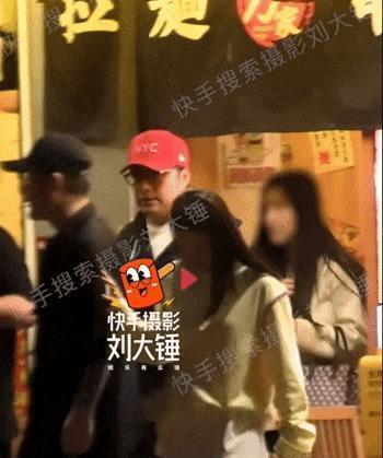 大街上摸美女大腿,他多少有点油腻吧?