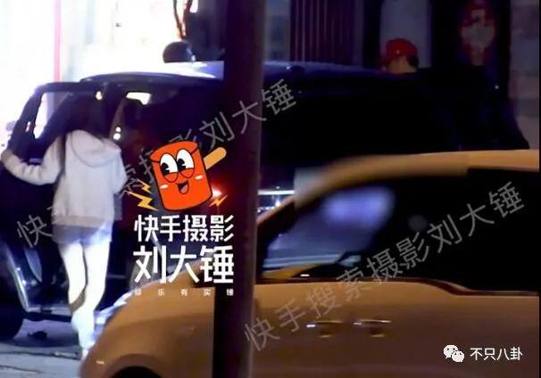 大街上摸美女大腿,他多少有点油腻吧?