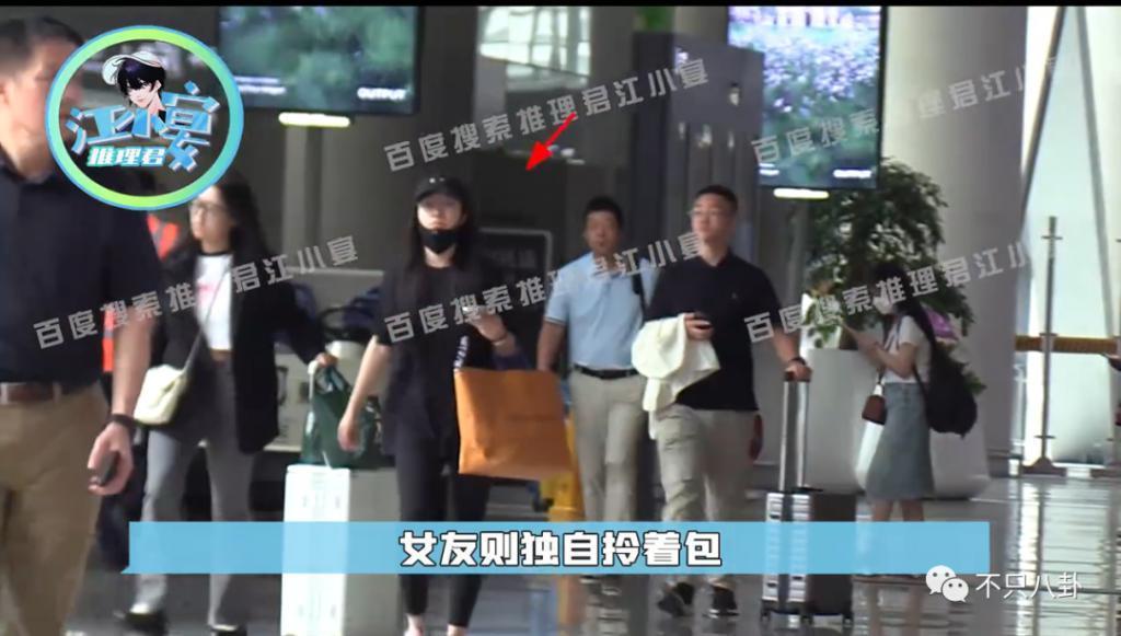 大街上摸美女大腿,他多少有点油腻吧?