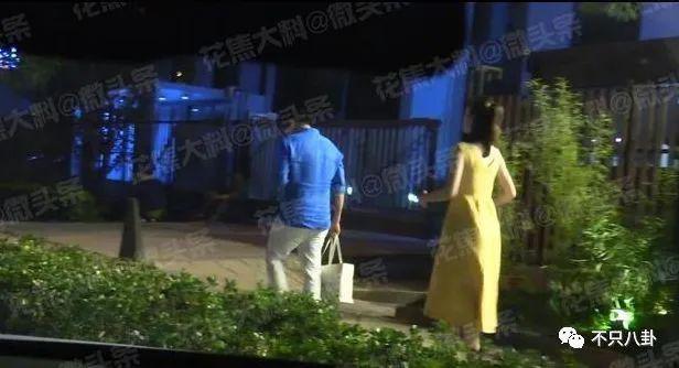 大街上摸美女大腿,他多少有点油腻吧?