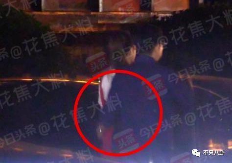 大街上摸美女大腿,他多少有点油腻吧?