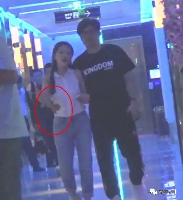 大街上摸美女大腿,他多少有点油腻吧?