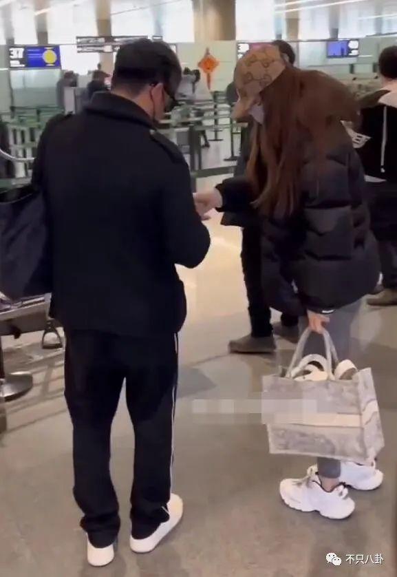 大街上摸美女大腿,他多少有点油腻吧?