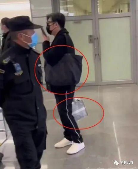 大街上摸美女大腿,他多少有点油腻吧?