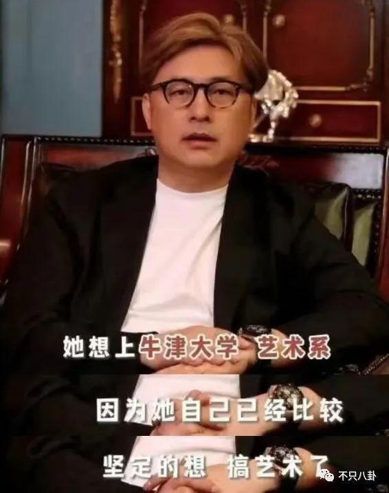 大街上摸美女大腿,他多少有点油腻吧?