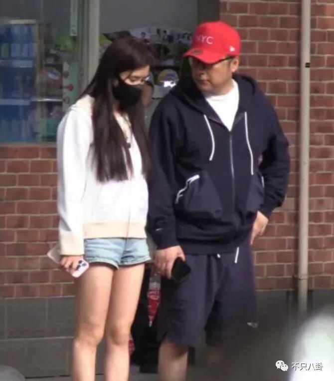 大街上摸美女大腿,他多少有点油腻吧?