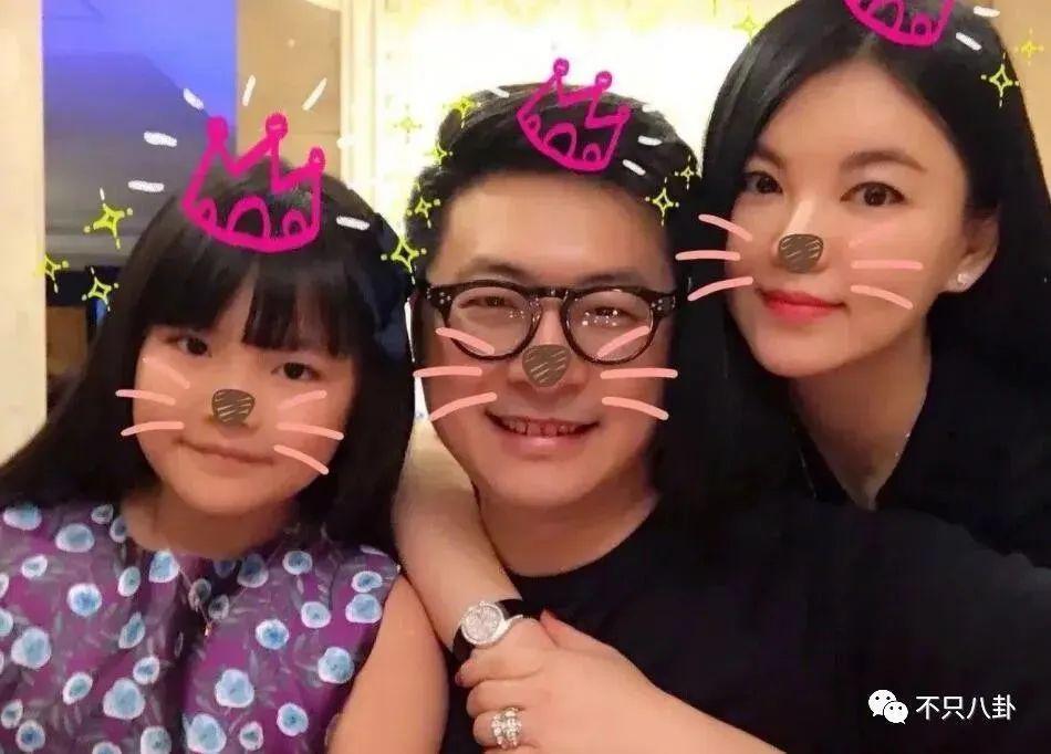 大街上摸美女大腿,他多少有点油腻吧?