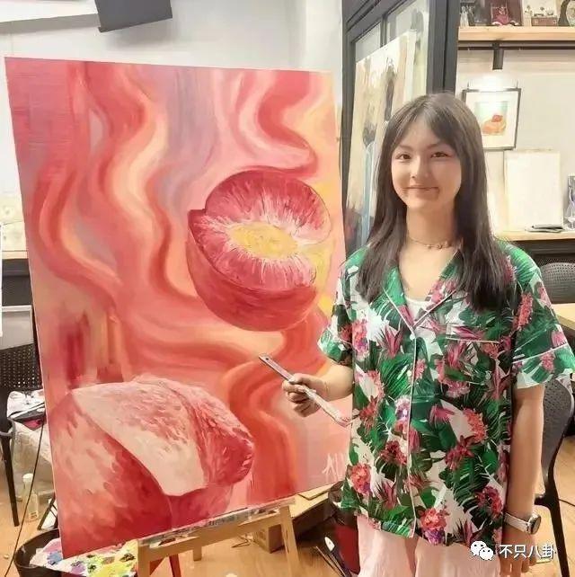 大街上摸美女大腿,他多少有点油腻吧?