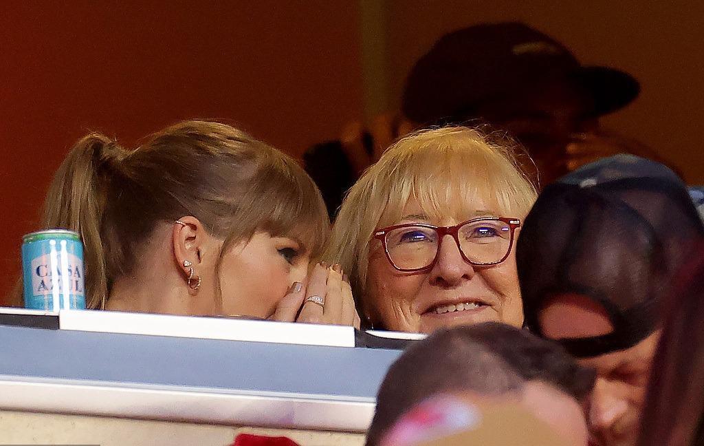 “霉霉”现身绯闻男友赛场 与男友妈妈亲密聊天同观赛