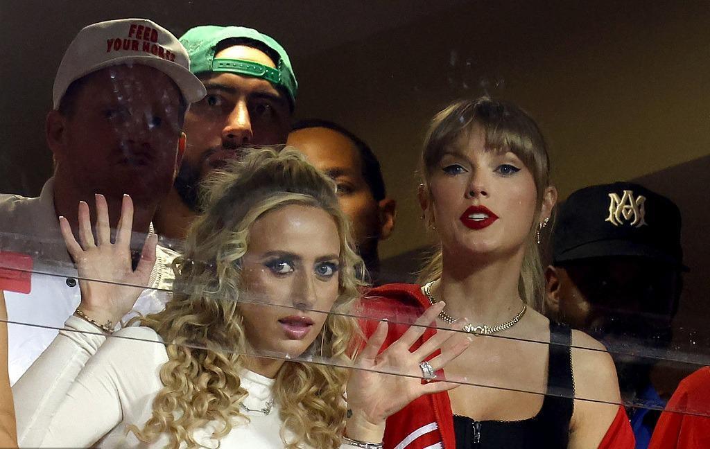 “霉霉”现身绯闻男友赛场 与男友妈妈亲密聊天同观赛