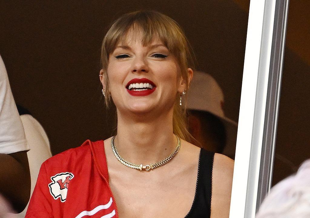 “霉霉”现身绯闻男友赛场 与男友妈妈亲密聊天同观赛